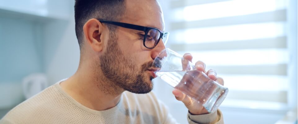 Man drinking water for a fasting diet